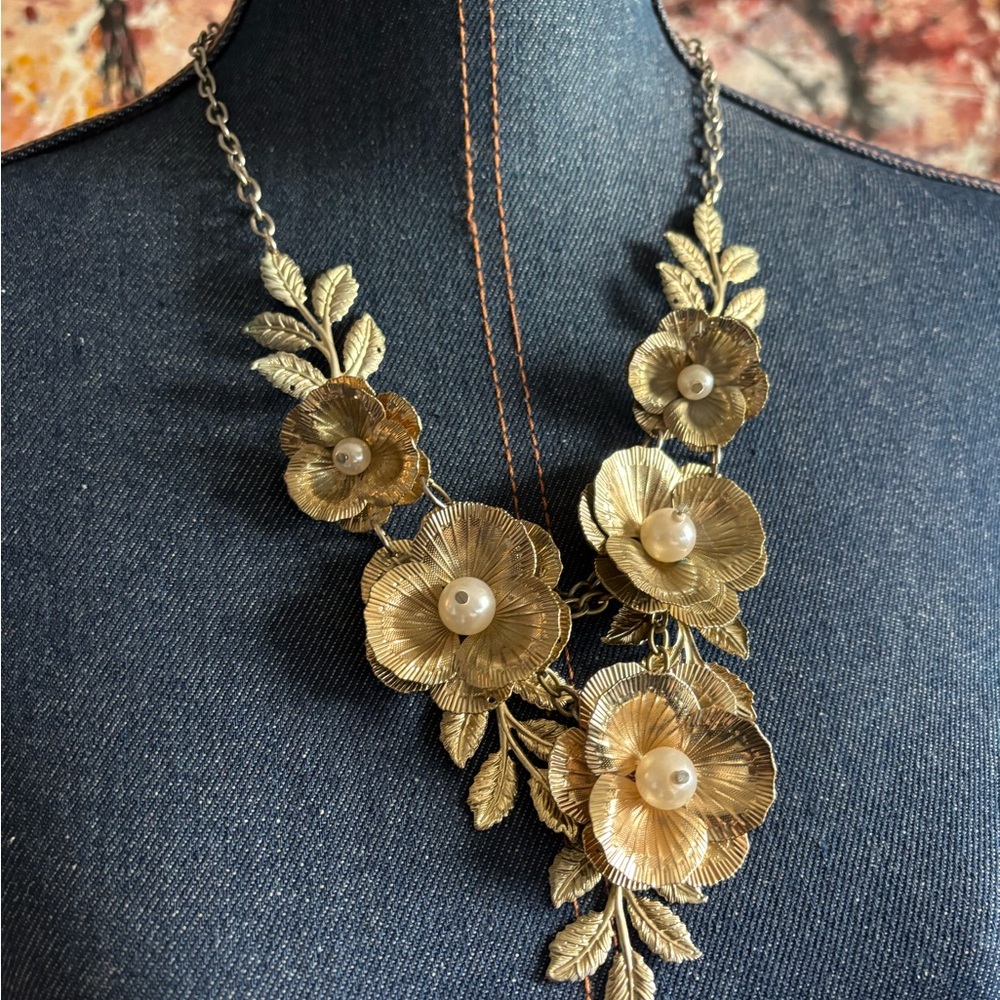 Vintage Gold Floral Necklace and Pearl Necklace Bundle - Picture 4 of 7